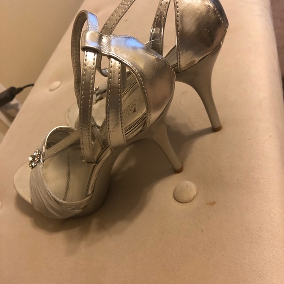 Silver Heels - Picture 2 of 2